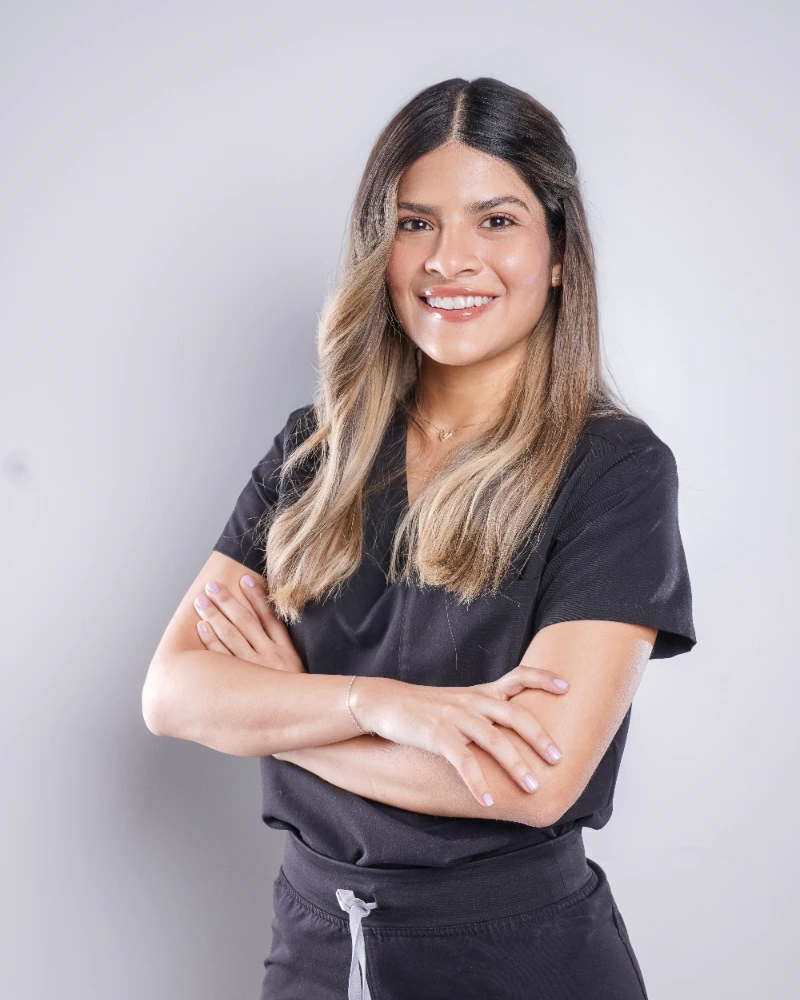 Dra. Gabriela Alcívar — Odontóloga - Postgradista en Implantología